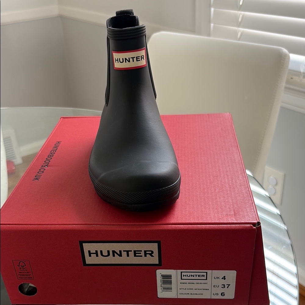 BRAND NEW - NEVER WORN
Hunter Classic Black Ankle Boots in original box